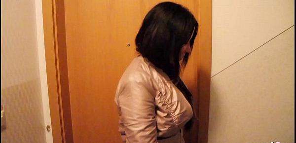 Jungspund darf die deutsche MILF Nachbarin im Hausflur ficken - German Mom